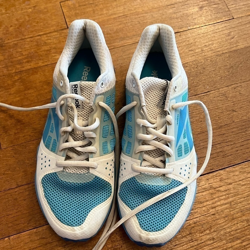 REEBOK custom-designed low sneaker, barely worn, size 8. - Picture 10 of 10
